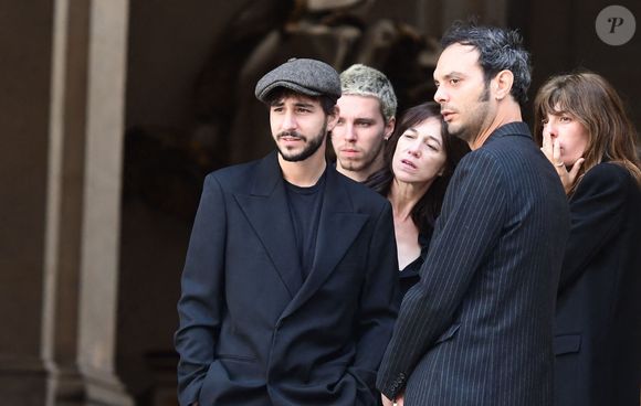 Marlowe (fils de Lou Doillon), Ben Attal, Charlotte Gainsbourg, Lou Doillon, Roman de Kermadec (fils de Kate Barry)  aux obsèques de Jane Birkin en l'église Saint-Roch à Paris. Le 24 juillet 2023 © Jacovides-KD Niko / Bestimage