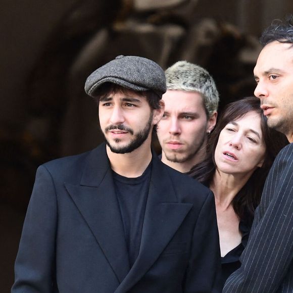 Marlowe (fils de Lou Doillon), Ben Attal, Charlotte Gainsbourg, Lou Doillon, Roman de Kermadec (fils de Kate Barry)  aux obsèques de Jane Birkin en l'église Saint-Roch à Paris. Le 24 juillet 2023 © Jacovides-KD Niko / Bestimage