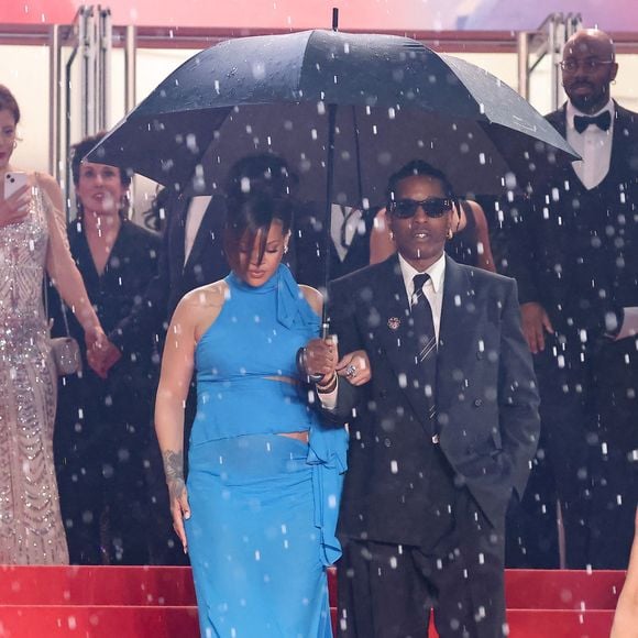 Sa tenue était accompagnée d'accessoires précieux et d'une mise en beauté soignée.

ASAP Rocky et sa femme Rihanna (enceinte) - Descente des marches du film « Highest 2 Lowest » lors du 78ème Festival International du Film de Cannes, au Palais des Festivals à Cannes. Le 19 mai 2025
© Jacovides-Moreau / Bestimage