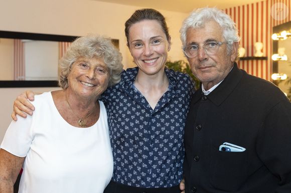 Fondé par Jacqueline Franjou en 1985, cet évènement propose divers créations théâtrales sous l'égide de Michel Boujenah, qui en est le directeur artistique depuis 2007

Exclusif - Jacqueline Franjou (Fondatrice et présidente du Festival de Ramatuelle), Delphine Depardieu, Michel Boujenah (directeur artistique du festival) - Représentation de la pièce de théâtre "Les liaisons dangereuses" au Théâtre de Verdure lors du 41ème Festival de Ramatuelle le 7 août 2025. © Cyril Bruneau / Festival de Ramatuelle / Bestimage