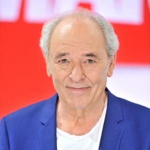 Sa maison est un ancien moulin reconvertie en maison bourgeoise.

Exclusif - Maxime Le Forestier - Enregistrement de l'émission "Vivement Dimanche" présentée par M.Drucker et diffusée le 16 juin 2019 sur France 2. Le 3 juin 2019
© Guillaume Gaffiot / Bestimage