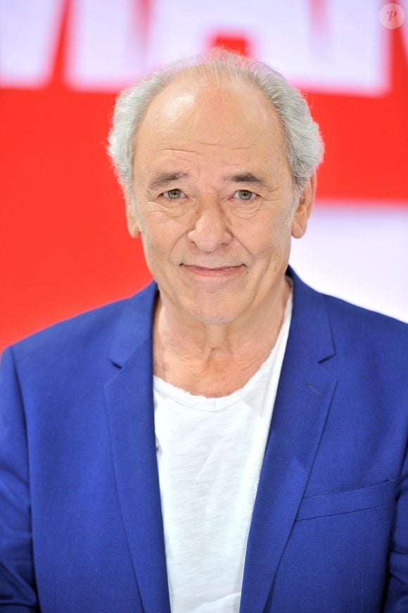 Sa maison est un ancien moulin reconvertie en maison bourgeoise.

Exclusif - Maxime Le Forestier - Enregistrement de l'émission "Vivement Dimanche" présentée par M.Drucker et diffusée le 16 juin 2019 sur France 2. Le 3 juin 2019
© Guillaume Gaffiot / Bestimage