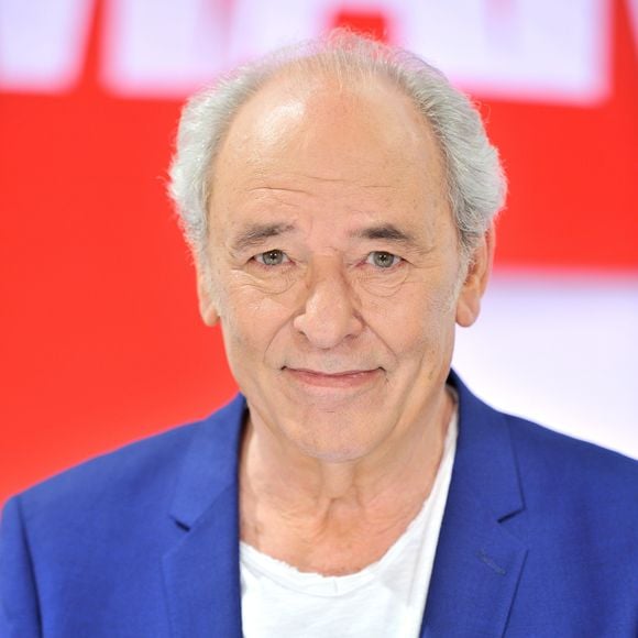 Sa maison est un ancien moulin reconvertie en maison bourgeoise.

Exclusif - Maxime Le Forestier - Enregistrement de l'émission "Vivement Dimanche" présentée par M.Drucker et diffusée le 16 juin 2019 sur France 2. Le 3 juin 2019
© Guillaume Gaffiot / Bestimage