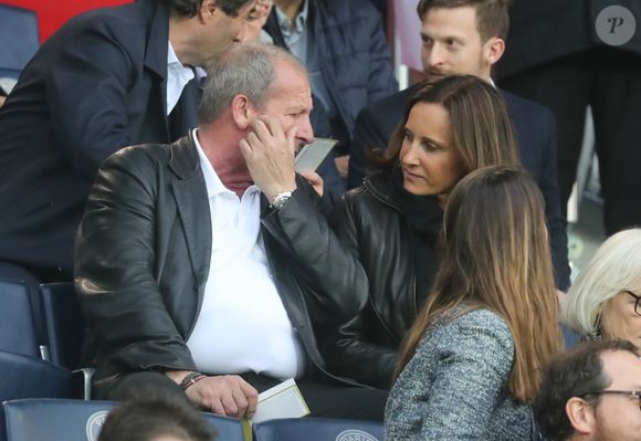 Rolland Courbis et sa femme Clara Paban Courbis dans les tribunes lors du match de Ligue 1 "PSG - Rennes" au Parc des Princes à Paris, le 12 mai 2018.
Agence / Bestimage