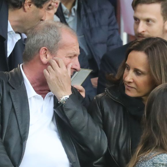 Rolland Courbis et sa femme Clara Paban Courbis dans les tribunes lors du match de Ligue 1 "PSG - Rennes" au Parc des Princes à Paris, le 12 mai 2018.
Agence / Bestimage