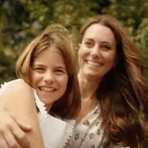 Les internautes y décèlent un membre de la famille non identifié 
Kate Middleton en a fini avec la chimiothérapie et annonce dans une vidéo publiées sur les réseaux sociaux le 9 septembre 2024 qu’elle reprend ses activités.
Traitée pour un cancer dont elle n’a pas dévoilé la nature, la princesse de Galles a publié une vidéo où on la voit notamment entourée du prince William et de leurs enfants, le prince George, la princesse Charlotte et le prince Louis.
© Prince and Princess of Wales Instagram via Bestimage