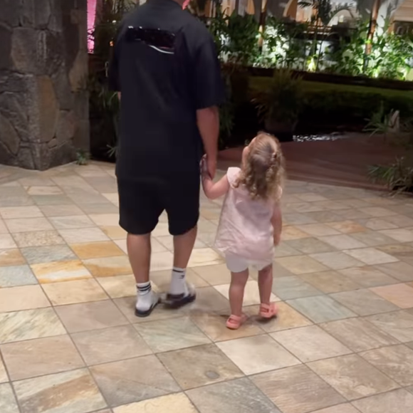 Vitaa publie une rare vidéo de son compagnon et de sa fille.