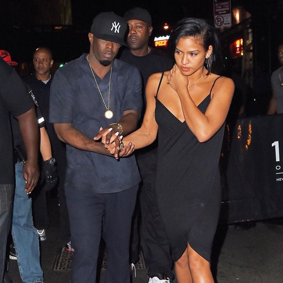 Elle a livré des témoignages glaçants selon lesquels le magnat de la musique aurait abusé d'elle physiquement et psychologiquement pendant plus de dix ans, de 2007 à 2018.

P Diddy est tout sourire avec sa petite amie Cassie alors qu'ils quittent la boîte de nuit 1 Oak après une fête remplie de célébrités. Le couple s'est tenu la main en sortant tandis que P Diddy semblait de bonne humeur et que leur entourage les suivait, Los Angeles, CA, USA le 11 août 2015. Photo by GSI/ABACAPRESS.COM