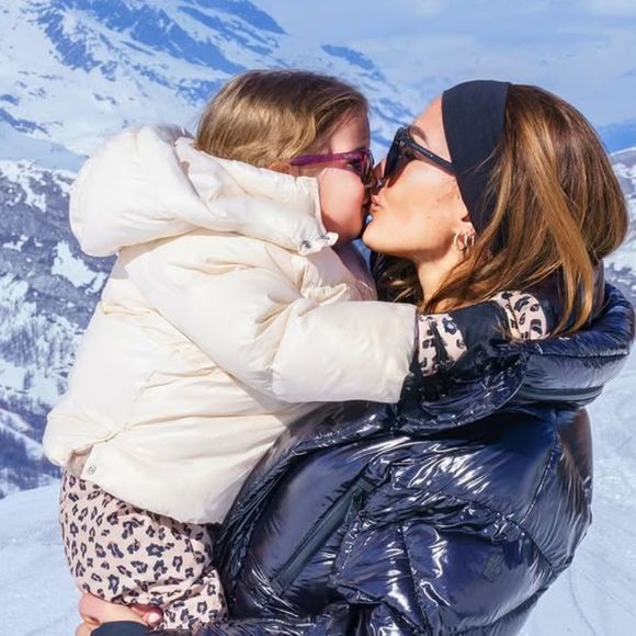 "Ce sont eux qui m'ont poussée. Mes enfants (Liham né en 2011, Adam en 2014 et sa petite fille Noa en 2022, ndlr) m'ont dit: 'Maman, c'est trop bien !' Mon mari et mon manager m'ont aussi incitée à accepter. Quand je leur ai dit que je m'éclatais, ils n'ont pas été surpris", a-t-elle répondu.

Vitaa immortalisée avec sa fille Noa - (Capture d'écran Instagram - février 2025)