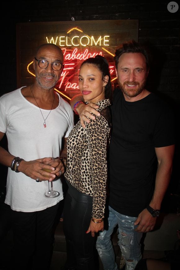 C'est Cathy Guetta qui a annoncé la triste nouvelle sur Instagram le mercredi 19 novembre 2025

Exclusif - Jacques Boko (physio du Manko et ancien physio des Bains Douches), David Guetta et sa compagne Jessica Ledon - Soirée au bar, club "Titty Twister" à Paris le 2 novembre 2017. © Philippe Baldini/Bestimage