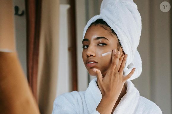Le principe repose sur un cycle de 4 nuits. Exfoliation, rétinol, puis deux nuits de réparation.

Sora Shimazaki sur Pexels