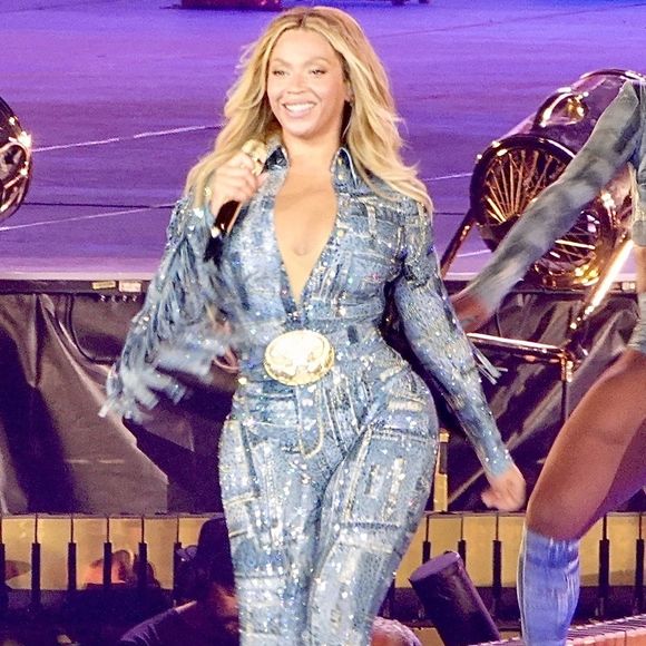 Mais ce qui a retenu l'attention du public, c'est un moment un peu plus intime du spectacle...

Beyonce Knowles en concert à Los Angeles dans le cadre de sa tournée "Cowboy Carter" le 28 avril 2025. Beyonce a fait monter sur scène ses filles Blue Ivy et Rumi Carter. Backgrid USA / Bestimage