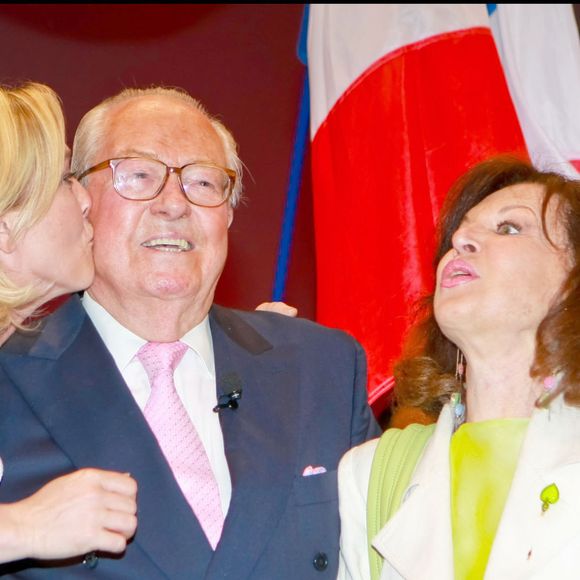 L'ambiance est si mauvaise que Marine Le Pen demande à Nicolas Bay, alors vice-président du parti, qui vit dans la même ville qu'elle, de trouver une maison à son père.

Jean-Marie Le Pen et Marie Le Pen.
Mionel Urman/Bestimage