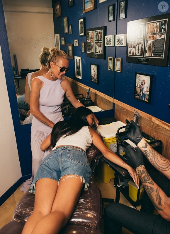 Exclusif - Jade et Joy, les filles de Laeticia Hallyday, sont allées se faire tatouer "Mamour" en hommage à l’histoire d’amour de leurs parents. Laeticia a toujours appelé Johnny "Mamour". 
Saint Barthélemy, le 14 août 2025 © Sam Delpech / Bestimage