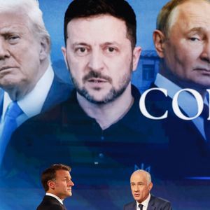 Le journaliste Gilles Bouleau et le président français Emmanuel Macron lors de l'émission spéciale "Emmanuel Macron : Les défis de la France" sur TF1, le 13 mai 2025, dans les studios de Saint-Denis. © Ludovic Marin / Pool / Bestimage