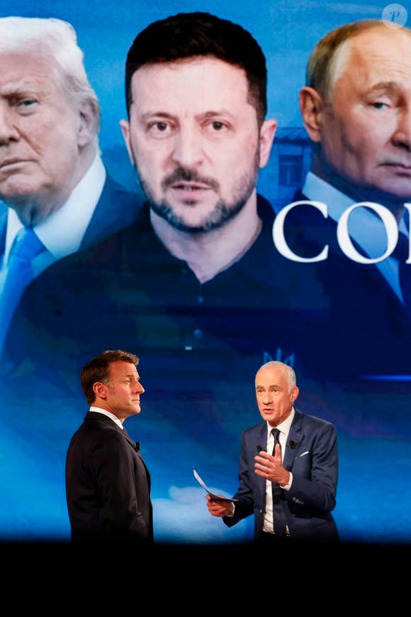 Le journaliste Gilles Bouleau et le président français Emmanuel Macron lors de l'émission spéciale "Emmanuel Macron : Les défis de la France" sur TF1, le 13 mai 2025, dans les studios de Saint-Denis. © Ludovic Marin / Pool / Bestimage