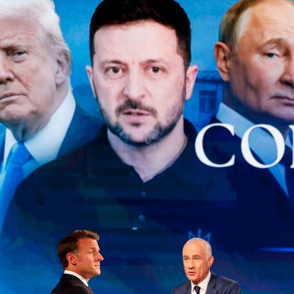 Le journaliste Gilles Bouleau et le président français Emmanuel Macron lors de l'émission spéciale "Emmanuel Macron : Les défis de la France" sur TF1, le 13 mai 2025, dans les studios de Saint-Denis. © Ludovic Marin / Pool / Bestimage