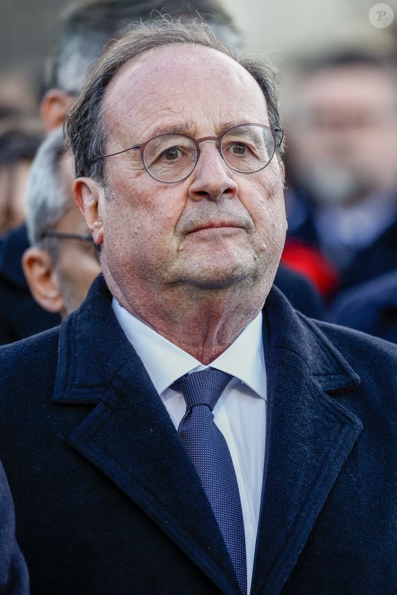 François Hollande aux obsèques de l'ancien Premier ministre français Lionel Jospin au cimetière du Montparnasse à Paris, France, le 26 mars 2026. © Cyril Moreau/Bestimage