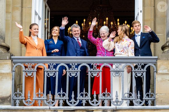 Le roi Frederik de Danemark X et la reine Mary de Danemark, rejoints par la princesse Isabella de Danemark, le prince Vincent de Danemark, la princesse Josephine de Danemark et la reine Margrethe de Danemark, apparaissent sur le balcon du palais Christian IX à Amalienborg à Copenhague, le 26 mai 2025.
©Backgrid USA / Bestimage