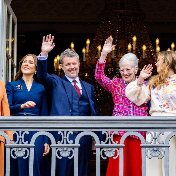 Le roi Frederik de Danemark X et la reine Mary de Danemark, rejoints par la princesse Isabella de Danemark, le prince Vincent de Danemark, la princesse Josephine de Danemark et la reine Margrethe de Danemark, apparaissent sur le balcon du palais Christian IX à Amalienborg à Copenhague, le 26 mai 2025.
©Backgrid USA / Bestimage