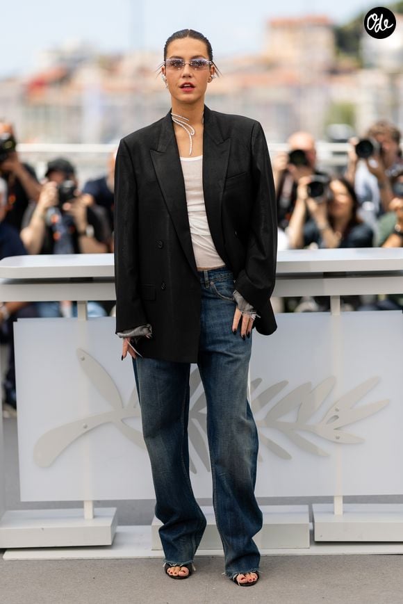 Pour préparer ce rôle de femme confrontée à l’addiction, elle a intégré un groupe de parole réservé aux femmes.

Adèle Exarchopoulos au photocall du film "Mariage Au Goût D'Orange" (Orange-Flavoured Wedding) lors du 79ème Festival International du Film de Cannes, France, le 20 mai 2026. © Jacovides-Moreau/Bestimage