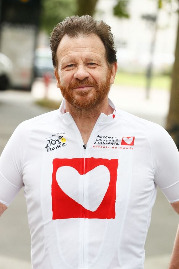 Philippe Lelièvre est marié dans la vraie vie et père de trois enfants. Exclusif - Philippe Lelièvre - Portraits des personnalités à la veille de l'étape du coeur de l'association Mécénat Chirurgie Cardiaque (MCC) lors du Tour de France 2024 à Dijon, France, le 4 juillet 2024. © Christophe Clovis/Bestimage