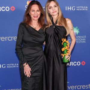 Il s'agit de Jacqueline Bisset

Jacqueline Bisset et Angelina Jolie au 36ème Palm Springs Film Festival Awards @Backgrid USA / Bestimage