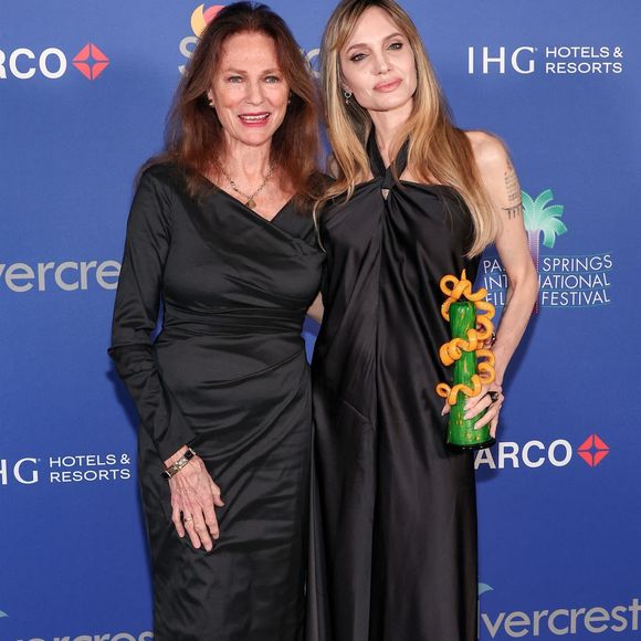 Il s'agit de Jacqueline Bisset

Jacqueline Bisset et Angelina Jolie au 36ème Palm Springs Film Festival Awards @Backgrid USA / Bestimage