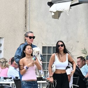 Laeticia Hallyday et ses filles Jade et Joy (qui résident depuis quelques jours dans la propriété familiale du Cap-d'Ail) arrivent à Marseillan pour déjeuner avec Elyette Boudou "Mamie Rock" (qui fêtera ses 89 ans le 5 juillet prochain), accompagné de son père André Boudou et sa fille Alcéa (demi soeur de Laeticia). Toute la famille est allée déjeuner à la crêperie "La Maison de Camille" à Marseillan, France, le 2 juillet 2024. 

Photo : Agence / Bestimage