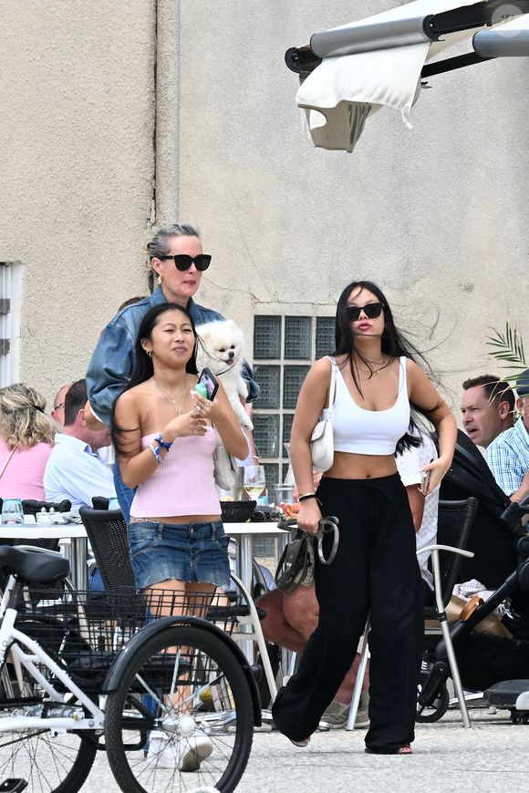 Laeticia Hallyday et ses filles Jade et Joy (qui résident depuis quelques jours dans la propriété familiale du Cap-d'Ail) arrivent à Marseillan pour déjeuner avec Elyette Boudou "Mamie Rock" (qui fêtera ses 89 ans le 5 juillet prochain), accompagné de son père André Boudou et sa fille Alcéa (demi soeur de Laeticia). Toute la famille est allée déjeuner à la crêperie "La Maison de Camille" à Marseillan, France, le 2 juillet 2024. 

Photo : Agence / Bestimage