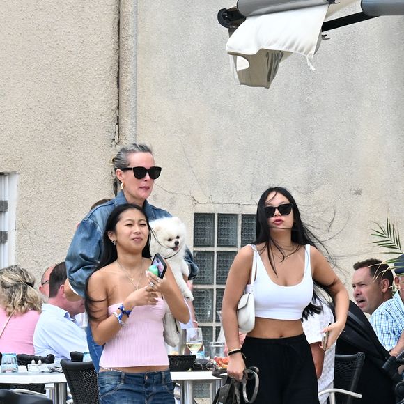 Laeticia Hallyday et ses filles Jade et Joy (qui résident depuis quelques jours dans la propriété familiale du Cap-d'Ail) arrivent à Marseillan pour déjeuner avec Elyette Boudou "Mamie Rock" (qui fêtera ses 89 ans le 5 juillet prochain), accompagné de son père André Boudou et sa fille Alcéa (demi soeur de Laeticia). Toute la famille est allée déjeuner à la crêperie "La Maison de Camille" à Marseillan, France, le 2 juillet 2024. 

Photo : Agence / Bestimage