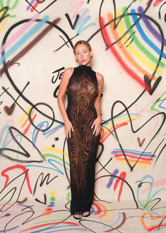 Les invités se rassemblent dans un style vibrant lorsque Jean Paul Gaultier célèbre la Pride à New York, transformant l'événement en une fusion éblouissante de la mode, de l'inclusivité et de l'expression de soi sans complexe.
Photo par Backgrid USA / Bestimage





Sur la photo : Ester Expósito