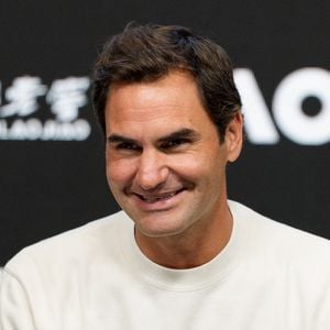 Le 15 janvier 2026 : Le Suisse Roger Federer s'exprime lors d'une conférence de presse avant sa participation à la cérémonie d'ouverture où il jouera contre d'autres anciens vainqueurs de l'Open d'Australie 2026 à Melbourne, en Australie. Sydney Low/Cal Sport Media (Credit Image : ? Sydney Low/CSM via ZUMA Press / Bestimage Wire / Bestimage)