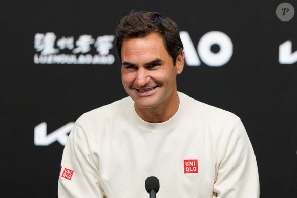 Le 15 janvier 2026 : Le Suisse Roger Federer s'exprime lors d'une conférence de presse avant sa participation à la cérémonie d'ouverture où il jouera contre d'autres anciens vainqueurs de l'Open d'Australie 2026 à Melbourne, en Australie. Sydney Low/Cal Sport Media (Credit Image : ? Sydney Low/CSM via ZUMA Press / Bestimage Wire / Bestimage)
