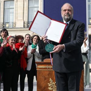 Éric Dupond-Moretti, garde des Sceaux, ministre de la Justice  - Le président français lors de la cérémonie publique de scellement de la loi constitutionnelle du 8 mars 2024 portant sur la liberté de recourir à l’interruption volontaire de grossesse (IVG), au ministère de la Justice, place Vendôme, à Paris, France, le 8 mars 2024. © Stéphane Lemouton/Bestimage