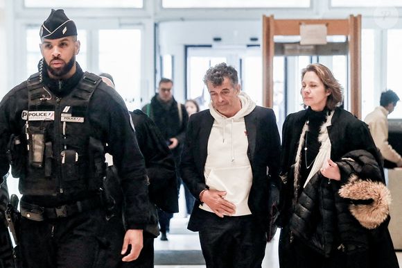 "Un immense merci à mon réseau, à mes franchisés et à vous pour votre soutien, qui compte plus que vous ne l'imaginez !", a-t-il ajouté.

Stéphane Plaza arrive avec son avocate Hélène Plumet pour le verdict de son  procès pour violences sur deux anciennes compagnes, à Paris, France, le 18 février 2025. © Christophe Clovis/Bestimage