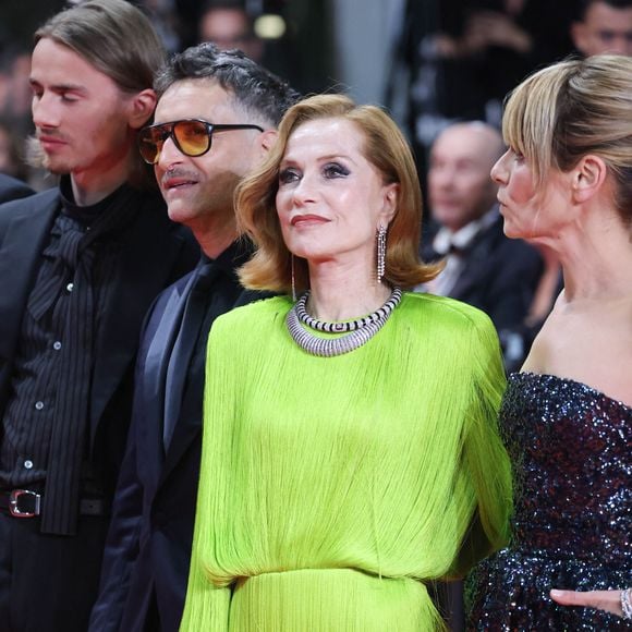 Mathieu Demy, Isabelle Huppert, Marina Foïs - Montée des marches du film « La femme la plus riche du monde » lors du 78ème Festival International du Film de Cannes, au Palais des Festivals à Cannes. Le 18 mai 2025
© Jacovides-Moreau / Bestimage