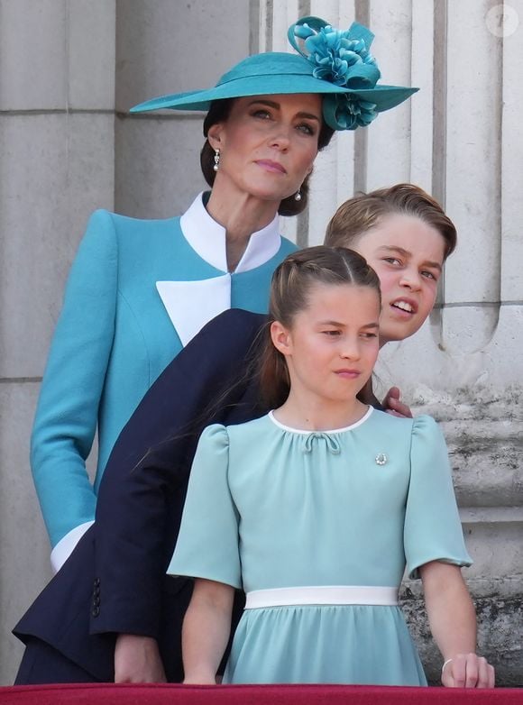 Le prince Louis de Galles, Le prince George de Galles, Catherine (Kate) Middleton, princesse de Galles, La princesse Charlotte de Galles - Les membres de la famille royale britannique au balcon de Buckingham Palace lors de la cérémonie Trooping the Colour à Londres, le 14 juin 2025. Affecté par le crash du Boeing 787 Dreamliner à Ahmedabad du 12 juin, le souverain et les officiels porteront un brassard noir en hommage aux plus de 270 victimes. Bon nombre d'elles étaient des ressortissants britanniques.
© Jams Whatling / Bestimage