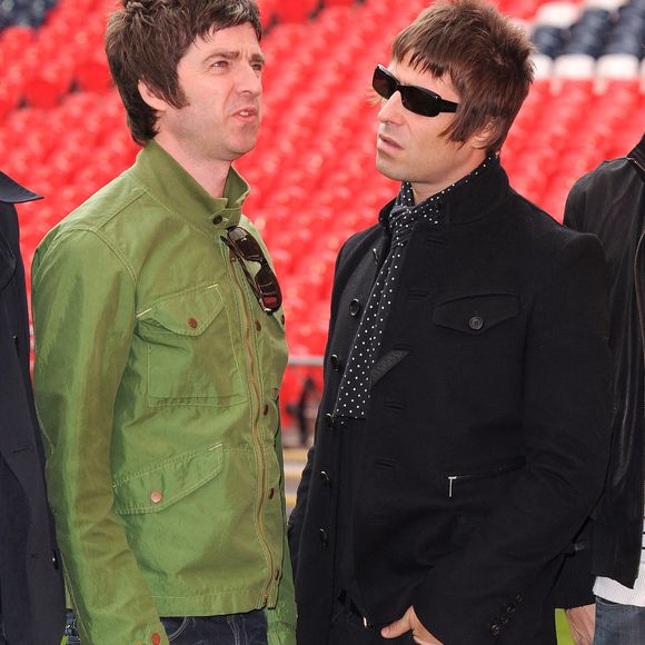 Liam et Noel Gallagher lors d'une conférence de presse d'Oasis avant leur concert au stade de Wembley à Londres.
©Alpha / Bestimage