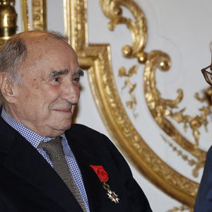 Le président français François Hollande remet la médaille de la Légion d'Honneur à l'acteur français Claude Brasseur au Palais de l'Élysée, Paris, France, le 13 mars 2017. Photo par Henri Szwarc/ABACAPRESS.COM
