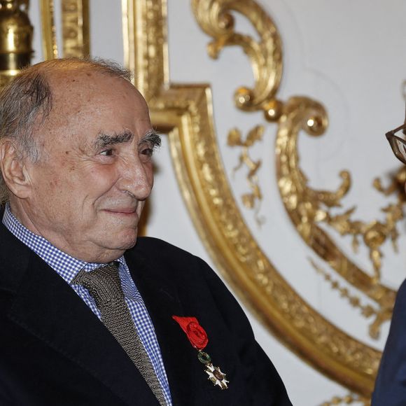 Le président français François Hollande remet la médaille de la Légion d'Honneur à l'acteur français Claude Brasseur au Palais de l'Élysée, Paris, France, le 13 mars 2017. Photo par Henri Szwarc/ABACAPRESS.COM