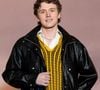 Sur les conseils de son médecin, le jeune chanteur de 22 ans doit impérativement s'arrêter pour ne pas aggraver sa situation physique.

Bastiaan de la "Star Academy" 2025 - Photocall de l'avant-première mondiale parisienne de la saison 4 Netflix de "Bridgerton" au Palais Brongniart à Paris, France, le 14 janvier 2026. © Cyril Moreau/Bestimage