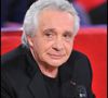 Et les tomates ne sont pas les seules victimes de ce carnage. "Filmez pas ça !" lance l'artiste alors que la journaliste arrive ensuite à son plant de salades.

Michel Sardou pour l'enregistrement de l'émission "Vivement Dimanche".

©BestImage