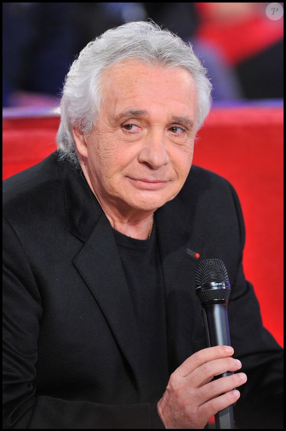 Et les tomates ne sont pas les seules victimes de ce carnage. "Filmez pas ça !" lance l'artiste alors que la journaliste arrive ensuite à son plant de salades.

Michel Sardou pour l'enregistrement de l'émission "Vivement Dimanche".

©BestImage