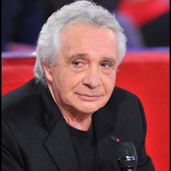 Et les tomates ne sont pas les seules victimes de ce carnage. "Filmez pas ça !" lance l'artiste alors que la journaliste arrive ensuite à son plant de salades.

Michel Sardou pour l'enregistrement de l'émission "Vivement Dimanche".

©BestImage