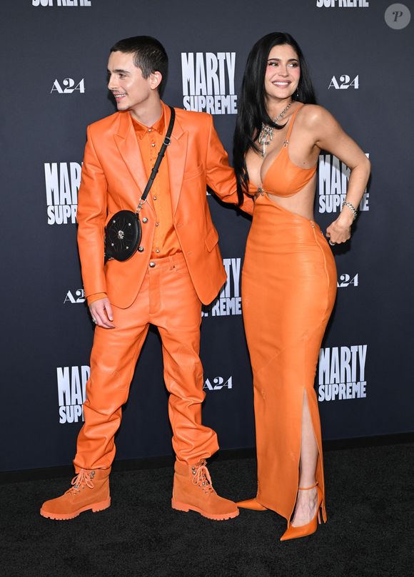Le couple est apparu lors de la projection du film Marty Supreme à Los Angeles dans des tenues parfaitement assorties. 

8 décembre 2025.
Projection de 'Marty Supreme' au Academy Theatre, Los Angeles, CA. USA
Ici, Timothee Chalamet et Kylie Jenner 

Photo : AGENCE / BESTIMAGE