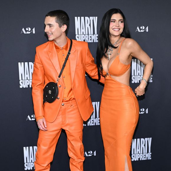 Le couple est apparu lors de la projection du film Marty Supreme à Los Angeles dans des tenues parfaitement assorties. 

8 décembre 2025.
Projection de 'Marty Supreme' au Academy Theatre, Los Angeles, CA. USA
Ici, Timothee Chalamet et Kylie Jenner 

Photo : AGENCE / BESTIMAGE