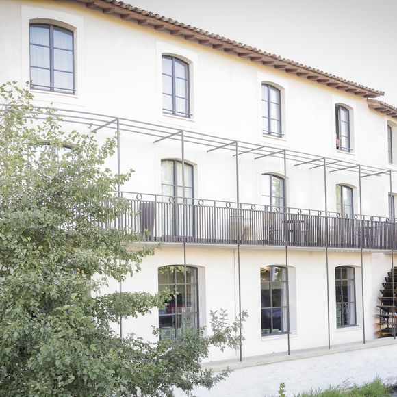 Patrick Bruel inaugure son hôtel cinq étoiles "L'Isle de Leos MGallery" à L'Isle-sur-la-Sorgue, France, le 23 septembre 2025. 
L’Isle de Leos Hôtel & Spa MGallery Collection . © Jack Tribeca / Bestimage