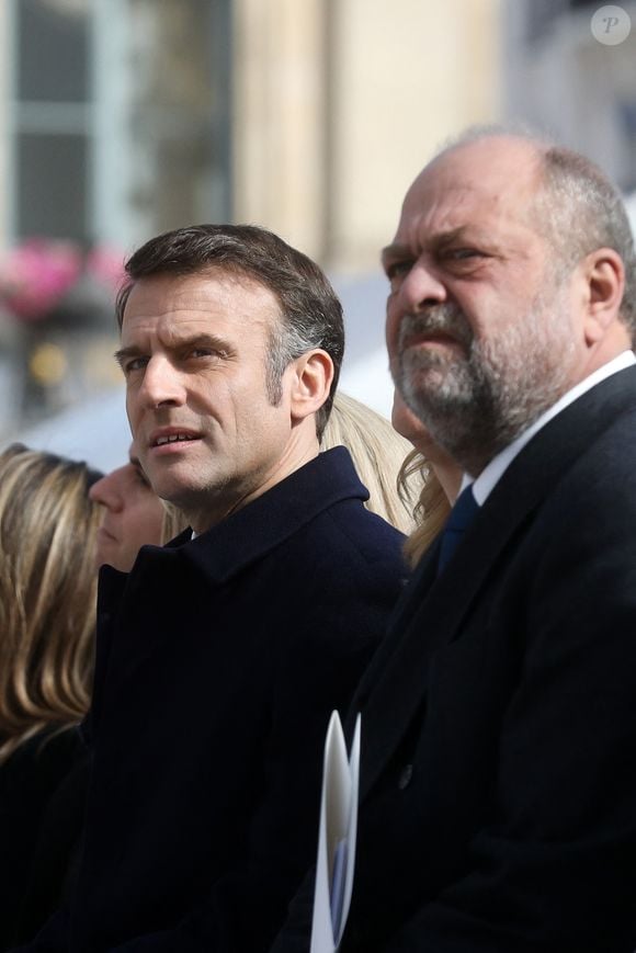 Le président français, Emmanuel Macron, Éric Dupond-Moretti, garde des Sceaux, ministre de la Justice lors de la cérémonie publique de scellement de la loi constitutionnelle portant sur la liberté de recourir à l’interruption volontaire de grossesse (IVG), au ministère de la Justice, place Vendôme, à Paris © Stéphane Lemouton/Bestimage