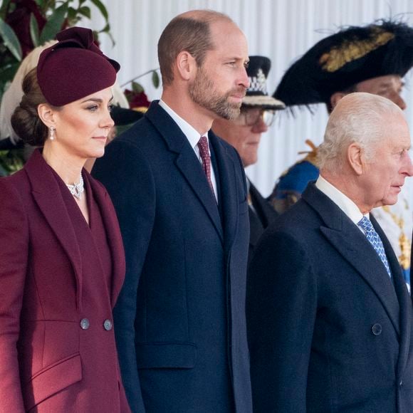 Cette année encore, près de 45 convives, dont le prince William et Kate Middleton, sont attendus pour célébrer les fêtes.

Catherine, princesse de Galles, le prince William, le roi Charles III et l'émir du Qatar, le cheikh Tamim bin Hamad Al Thani, arrivent à la visite d'État de l'émir de l'État du Qatar, cérémonie d'accueil le mardi 3 décembre 2024 à Horse Guards Parade, Londres. ROYAUME-UNI.